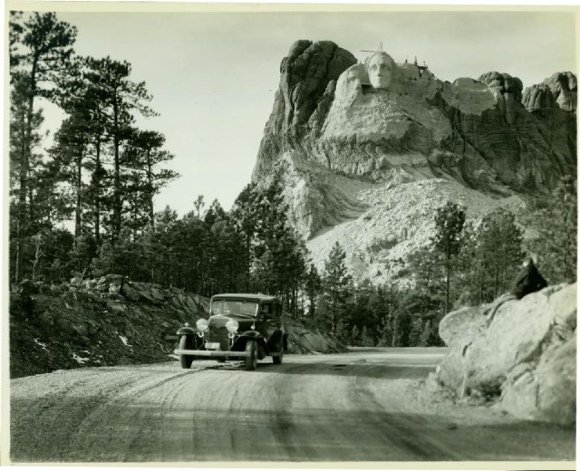 Black-Hills-SD/640x480_Mount_Rushmoreconstruction 10.jpg